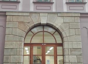 Obrázek 1. Hlavní vchod do budovy