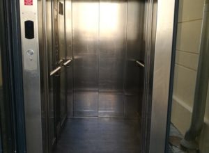 Obrázek 10. Pohled do kabiny výtahu