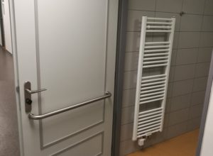 Obrázek 11. Bezbariérová toaleta – dveře s madlem