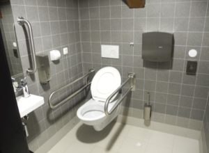 Obrázek 15. Interiér toalety ve druhém patře s pohledem do kabiny