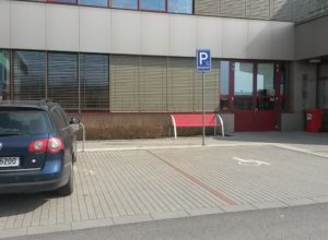Obrázek 2. Vyhrazené parkovací stání za hlavní branou