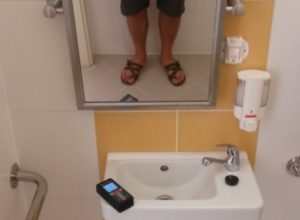 Obrázek 6. Pohled na umyvadlo u toalety se sklopným zrcadlem