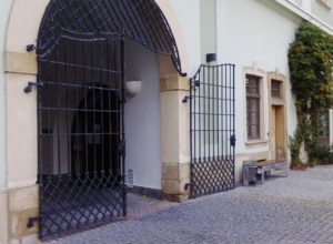 Obrázek 7. Pohled na bránu ze dvora