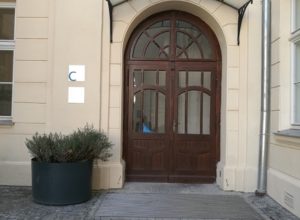 Obrázek 7. Vchodové dveře do části budovy C